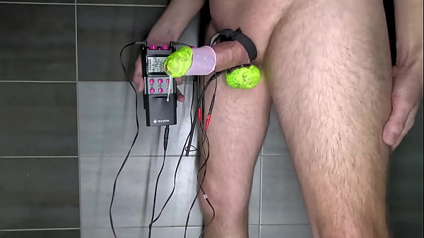 velikonočn&iacute_ malov&aacute_n&iacute_ vajec na oholen&yacute_ penis a varlata barvou na tělo