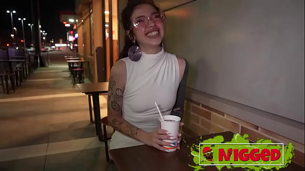 La bellissima teenager si spoglia in modo anale