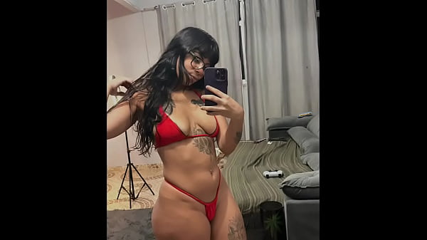 Novinha perde il telefono e i video intimi che realizza per la sua ragazza trapelano online.