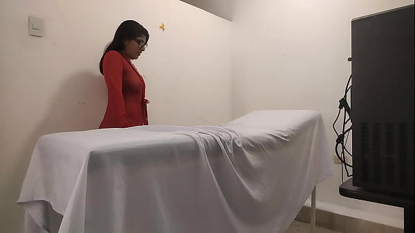 Una teenager latina sexy si spoglia