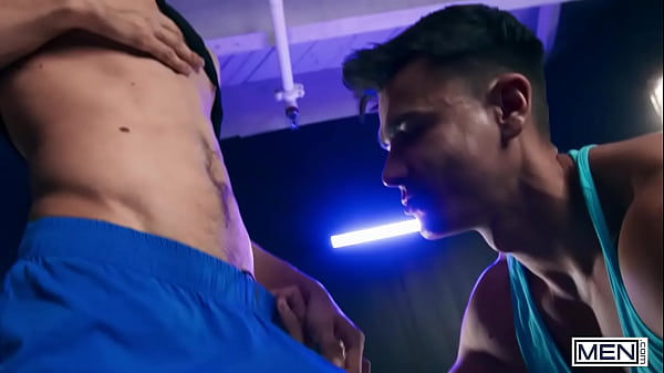 BROMO – Die Hunks MrDeepVoice und Leo Louis lutschen sich gegenseitig die Schwänze, bis sie auf ihre sexy Körper spritzen