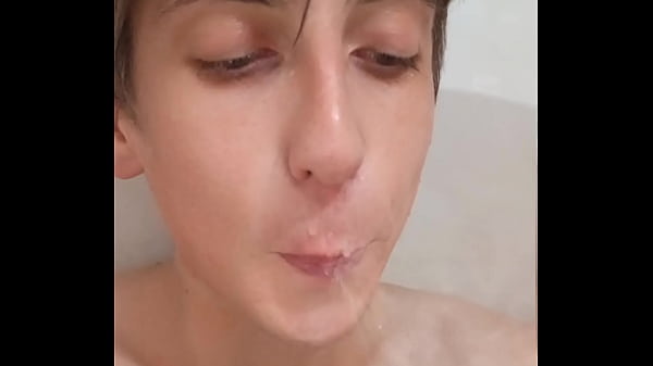 Je prends une douche et rase ma grosse bite tatouée et je masturbe aussi mon trou anal avec une pomme de douche. Et je jouis deux fois.