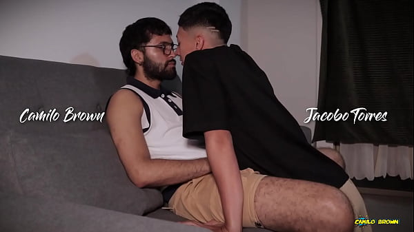 Amateur Blowjob Heißer Latino-Twink Jacobo Torres lutscht Papa Camilo Brown einen großen Schwanz, bis beide ihr Sperma abspritzen