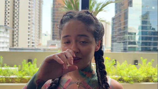 Un ragazzo forte e sudato in palestra chiede a un vicino dell'edificio di annusare il suo cazzo così da poterla scopare più tardi.