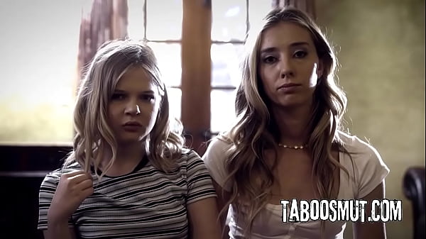 Une ado blonde sexy se déshabille