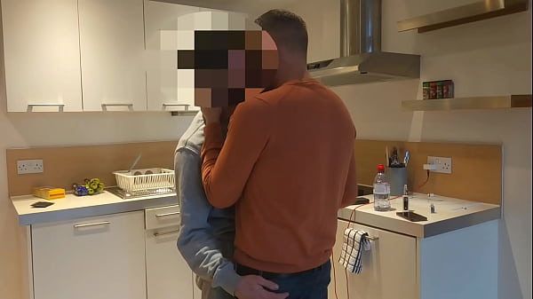 Str8 Tradie Jack sitzt auf Papas Schoß