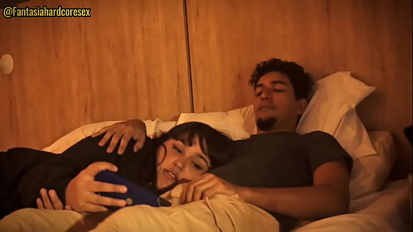 ¡¡Tengo sueño hermanastro, déjame acostarme en tus piernas, pero no metas tu pene en mi boca por favor!!