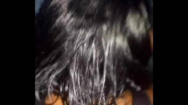 Sexo no estacionamento do shopping! Sexo em lugar público. Conheci uma garota gostosa no Tinder e não aguentamos a emoção. Fizemos sexo no estacionamento. Sexo em lugar proibido