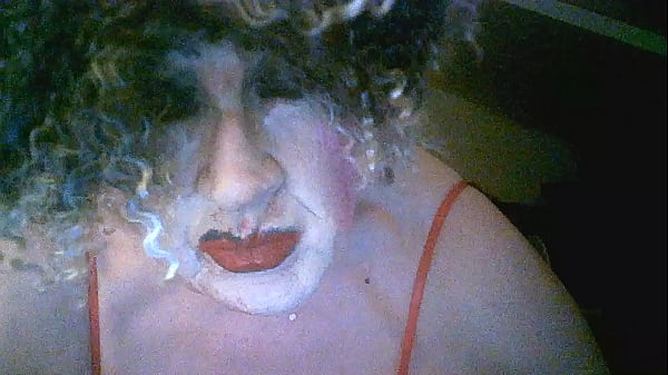 Die rauchende Schlampe Sarah bereitet sich auf einen Dogging-Abend vor. Würdest du diese Schlampe ficken? Sie liebt einfach Schwänze, jeden Schwanz