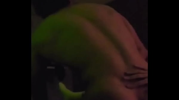 Der athletische Kerl mit dem stattlichen Rücken lässt sich zum ersten Mal am Arsch berühren