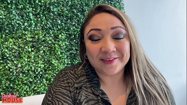 Questa ragazza sposata e paffuta è una delizia che il marito cornuto regala ad altri maschi