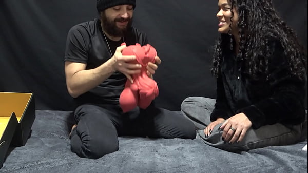 Unboxing della nuova Meru la succube di MRLSEXDOLL che mi ha regalato la mia sorellastra... XattlaLust.