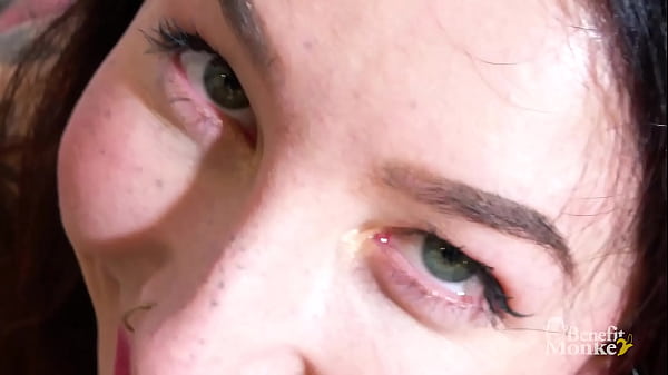 Una teenager dal culo sexy si diverte