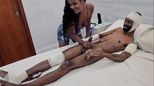 Fue a visitar a su amigo atropellado y le dejó follar con su joven y traviesa novia en la habitación privada del hospital.