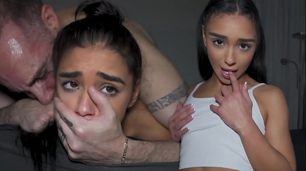 Hübsches Teenie-Mädchen tanzt beim Blowjob