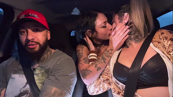 Cô gái trẻ dễ thương thích mình