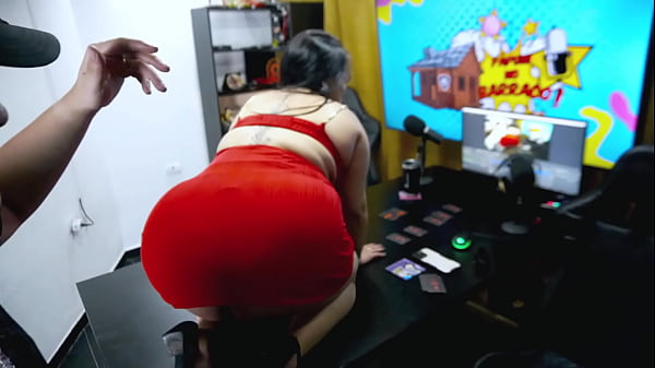 Ruan griff Pri Melancia auf die richtige Art und Weise an, fesselte ihre Arme mit den Handschellen und überschüttete sie mit Küssen, wobei er sogar ihre Muschi packte – P&aacute_pum no Barraco Podcast!