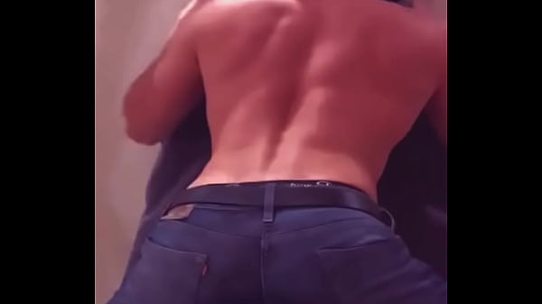 Le cachona ver mi culo desnudo despues de bañarme en el gimnasio y me folla