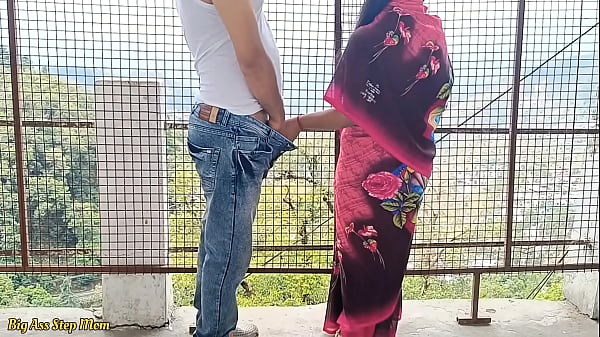 最热门的印度情侣户外性爱 - 露天公共场所性爱 - 印地语河边性爱视频