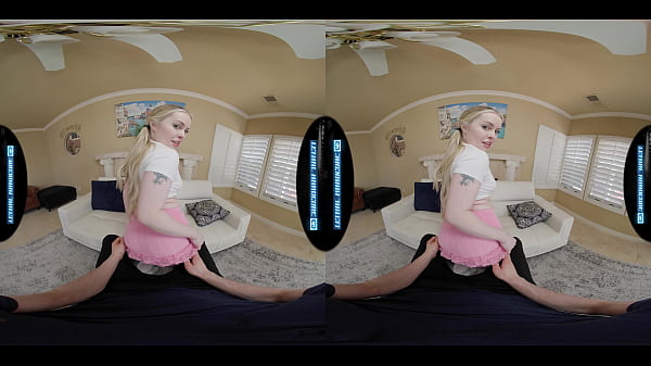 La linda HALEY SPADES te demuestra por qué es PERFECTA para el trabajo de niñera