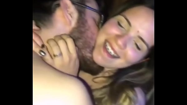 Una bellissima teenager si esibisce in modo anale