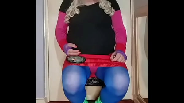Mittlerweile ist es für mich zu einer Sucht geworden, ein Crossdresser zu sein, und das Ablehnen meiner Videos wird mich nicht davon abhalten, mehr mit dem Wichser mit der einzigen Abwertung zu machen