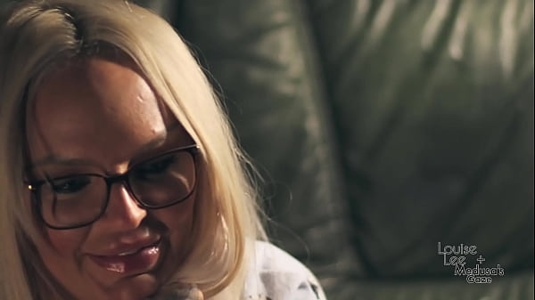 Gioco di ruolo da tavolo (TTRPG) Geek in allenamento Louise Lee è arrapata &quot_in&quot_ dal gioco e &quot_out&quot_