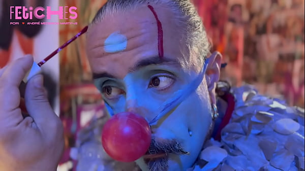 Der Striptease eines Clowns