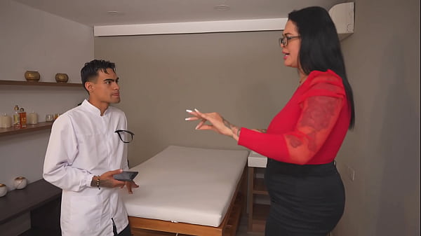 TubeLatina MILF BBW es follada en su enorme culo por la gran verga de su masajista amateur, Follate este co&ntilde_o en silencio!