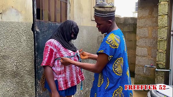 Mein Schneider berührte meine Brust und brachte mich in Stimmung, während er mein Maß nahm