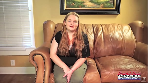 La studentessa dai seni grandi Ginger Rose fa un profondo rimjob e un pompino per ingoiare sperma!