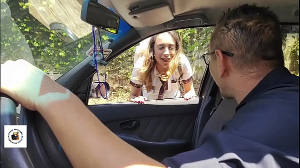 जीव विज्ञान की शिक्षिका छोटी स्कर्ट में एक काले रंग के छात्र को एक अच्छा ग्रेड देती है, जब वह उसे एक मुख-मैथुन देती है और उसे अपनी गांड देती है