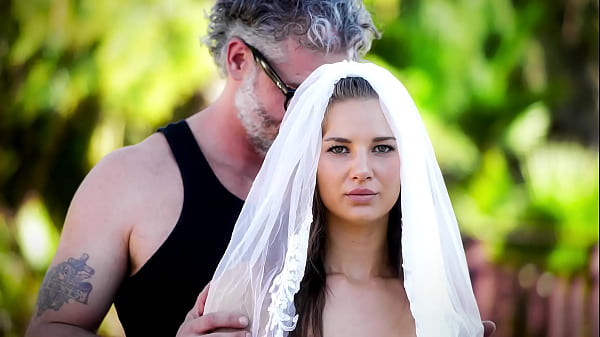 Fucked_up_family Teen s'exhibe - superbe