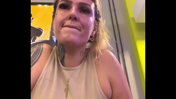 Wow, je n'avais pas vu que ma chemise devenait transparente à cause de la sueur, si délicieuse à la salle de sport !