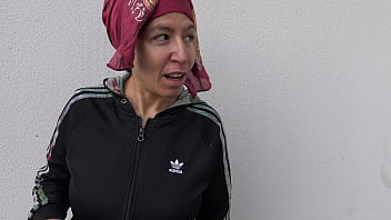 Una calda prostituta di strada algerina di Marsiglia con il nonno pervertito