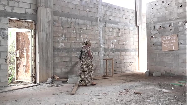 amore tradizionale con il medico del mio villaggio, sono passati diversi mesi e non riesco a bagnarmi la figa, quindi spero nella tradizione