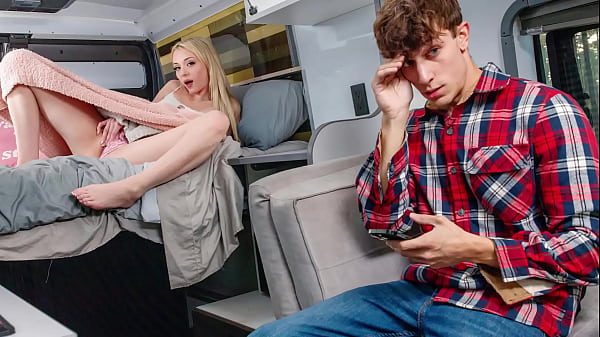 El deseo oculto de Cecelia: una noche caliente con su hermanastro