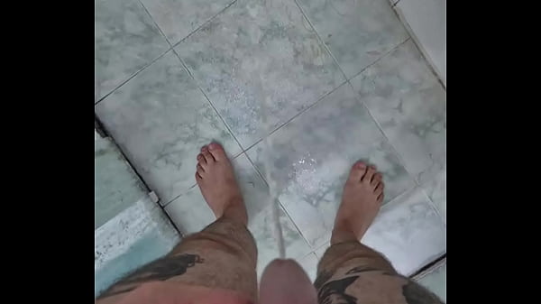 PISSING YUMMY IN THE BATH - FETISH