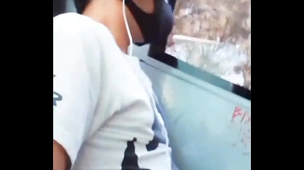 Junger Mann masturbiert im Lastwagen auf dem Weg zum Four Ways CDMX