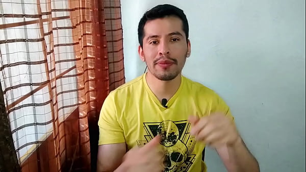 Il tecnico di Internet viene a casa mia per installare il servizio e finisce per penetrarmi in soggiorno con il suo grosso e largo cazzo di 20 cm