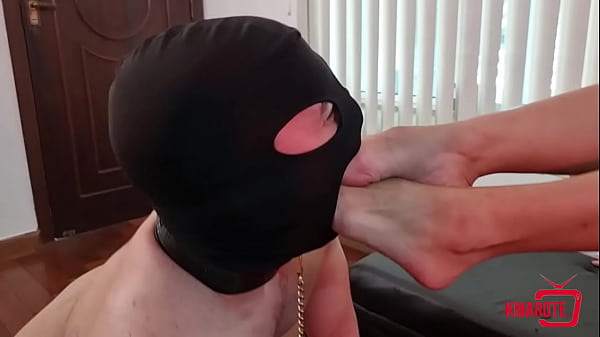 El bastardo de mi juego de mascotas lamió todo mi pie antes de chuparlo deliciosamente, volviéndome loca de lujuria.