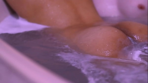 A estreita ligação entre o estudante e a mãe do amigo os levou a viver experiências únicas no apartamento.