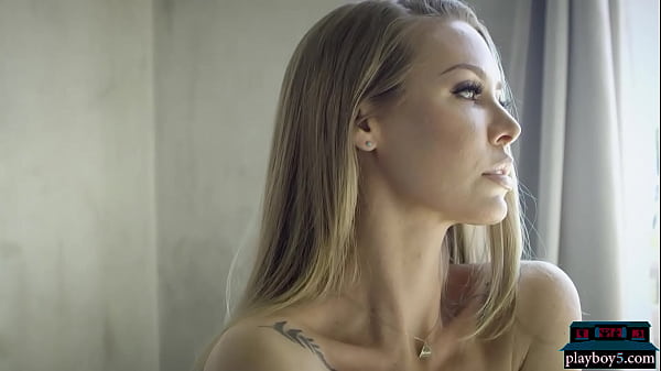 Die heiße MILF-Blondine Nicole Aniston gibt für den Playboy einen sinnlichen Striptease