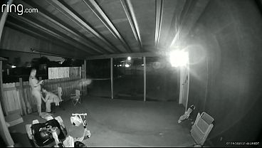 La femme suce et baise devant la caméra pendant que la porte s'ouvre et elle se fait baiser par l'arrière pour que tout le monde puisse la regarder