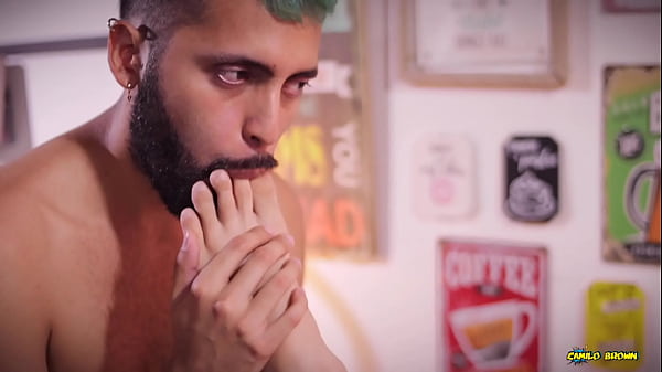 Footjob Camilo Brown fickt Alex Disneys Füße und bedeckt sie mit Sperma, leckt das Sperma und tauscht es mit Alex