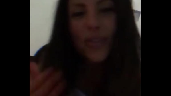 La bellissima artista finisce per scopare dopo aver cantato.