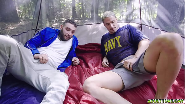 Die beiden Kumpels Skyy Knox und Tony DAngelo werden neugierig, was sie sonst noch gemeinsam tun könnten, um ihre Frustrationen zu lindern