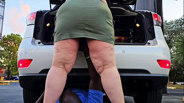 Um cara pervertido me observou enquanto eu colocava minha calcinha em público, depois tocou minha boceta gorda debaixo do meu carro - Buceta BBW SSBBW creampie, bunda grande, bunda grossa, bunda grande e gorda, buceta gorda, hijab muçulmano, carga enorme de esperma, buceta BBW comendo, sentado na cara, bunda enorme