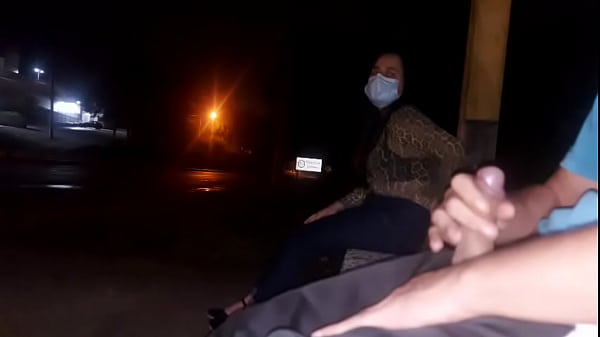 S&eacute_rio !! Eu corro o risco de colocar meu pau na frente dessa mulher esperando o &ocirc_nibus ... Como ela vai reagir?