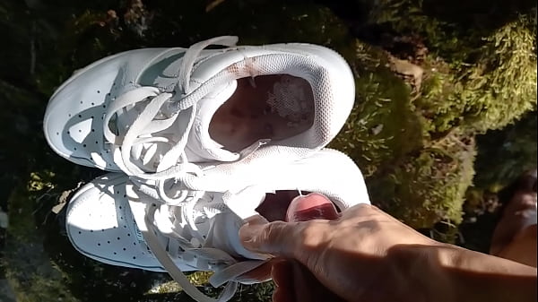 Un ragazzo si masturba dal cazzo, schizza sperma nelle scarpe sporche e puzzolenti, nelle scarpe da ginnastica bianche, Nike Air Force One AF1, è un video porno per gli amanti del feticismo dei piedi gay
